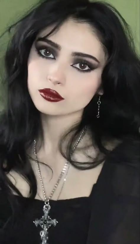 Vampire Goth Makeup, Gothic Eye Makeup, Best Costume Ideas, Maquillage Goth, Maquillage Halloween Simple, Goth Eye Makeup, Dark Makeup Looks, Vampire Makeup, Punk Makeup