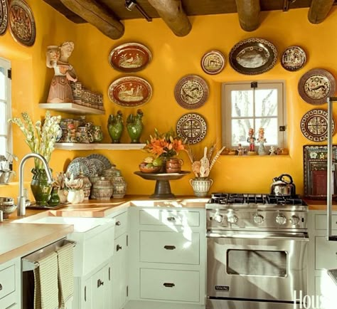 mexican-plate-kitchen - Benjamin Moore hc-7 - bryant gold - orange walls - via house beautiful Orange Painted Walls, Yellow Kitchen Walls, Yellow Kitchen Designs, Mexican Kitchen Decor, Yellow Kitchen Decor, Mexican Kitchen, Mexican Kitchens, Orange Kitchen, Mexican Home