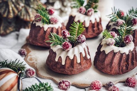 Mini Spice Cakes, Mini Cakes For Christmas, Red Velvet Mini Bundt Cakes, Mini Christmas Bundt Cakes, Christmas Dessert Aesthetic, Christmas Mini Bundt Cakes, Mini Bundt Cakes Christmas, Christmas Mini Cakes Ideas, Mini Bundt Pan Recipes