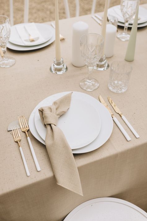 Sometimes less really is more! Natural tones, gold accents, candles and crystal glasses. #weddingdecor #minimalistwedding #wedding #table #setting #weddingtheme Minimal Table Setting Home, Lunch Table Design, Lunch Table Ideas, Minimalist Wedding Table Setting, Outdoor Lunch Table Setting, Nude Table Setting, Modern Dinner Table Setting, Dinner For Two Table Setting, Lunch Table Decoration