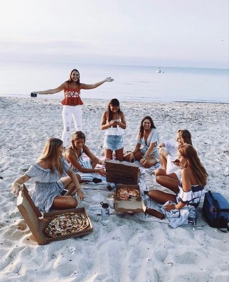 beach picnics Beach Friends, Wallpaper Tumblr, Summer Goals, Bff Pictures, Best Friend Goals, Summer Bucket Lists, Best Friend Pictures, Beach Picnic, Summer Pictures