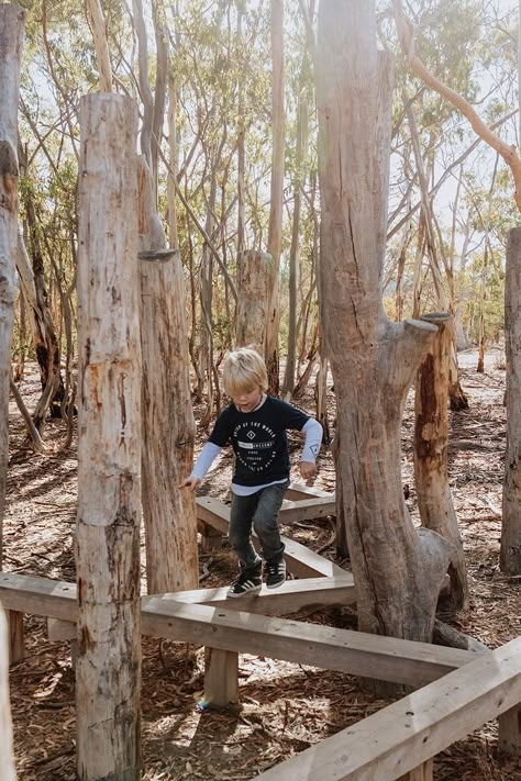 Log Landscaping, Natural Playground Diy, Natural Outdoor Play Spaces, Nature Play Area, Natural Playground Design, Nature Playscape, Natural Outdoor Playground, Nature Play Ideas, Outdoor Playscapes