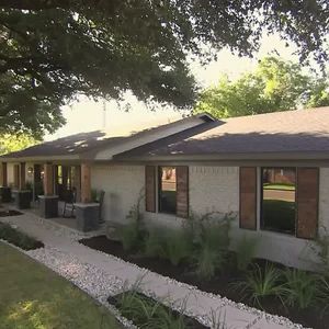 Porch Ideas For Ranch Style House, Landscaping For Ranch Style Homes, Brick Ranch Curb Appeal, Landscaping Ranch Style Homes, 1960s Ranch House Exterior, Ranch Home Exteriors, Ranch House Landscaping, Simple Cabins, Fixer Upper Designs