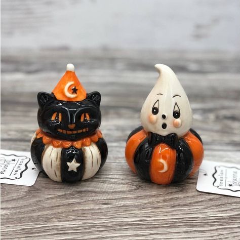 New Set Of Johanna Parker Transpac Ghost And Black Cat Halloween Salt & Pepper Shaker Set. Perfect For Your Halloween Tired Tray Or Display. Like All Items Of This Type There May Be Small Variations Or Imperfections In Paint Or Finish Which Are Typical Of These Types Of Items And Add To Their Character. Easy Clay Sculptures, Chocolate Santa, Johanna Parker, Benjamin Bunny, Christmas Musical, Easy Halloween Crafts, Witch Decor, Cat Halloween, Cute Clay