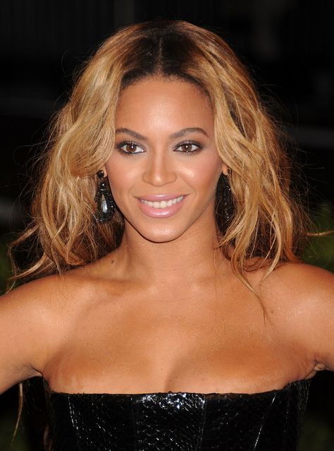 May 2013 Beyonce And Rihanna, Beyonce Makeup, Beyonce 2013, Beyonce Hair, Beyonce Fans, Pixie Crop, Blue Ivy Carter, Red Carpet Beauty, Met Ball