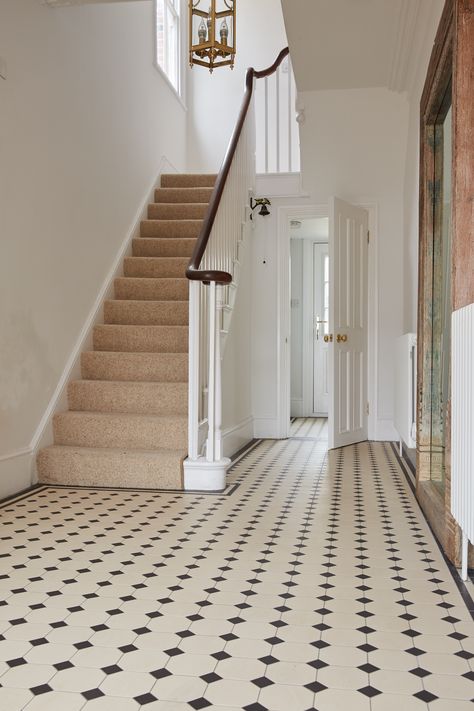 Vintage Floor Tiles Hallway, Hallway Tiles Floor Modern, English Floor Tiles, Tiled Hallway Floor Victorian, Art Deco Floor Tiles Hallway, Entryway Victorian House, Hallway Tiles Ideas, Historic Tile Floor, Classic Tile Flooring