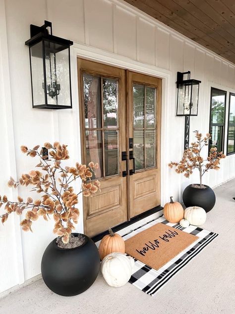 Modern Farmhouse Front Porch Decor Ideas, Fall Decorations For Mantle, Minimalist Fall Porch Decor, Porch Fall Decor, Fall Front Porch Decor, Fall Thanksgiving Decor, Minimalist House Design, Fall Outdoor Decor, Front Porch Decorating