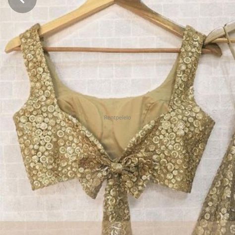 Choli Blouse Design, Sleeveless Blouse Designs, Golden Blouse, Gold Lehenga, Blouse Designs Catalogue, Backless Blouse Designs, Saree Blouse Neck Designs, New Saree Blouse Designs, Lehenga Blouse Designs