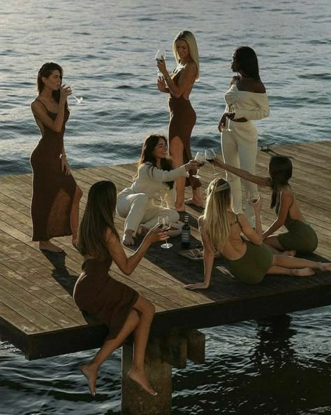 Female Friendship, Future Lifestyle, Friend Goals, Group Of Friends, Old Money Aesthetic, Friendship Goals, Friend Photoshoot, Best Friend Pictures, Friend Photos