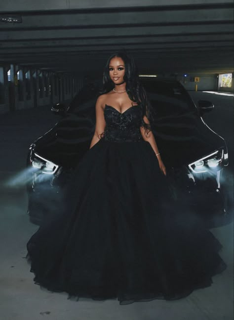 Black Dress Prom Black Women, Black Prom Photoshoot, Prom Inspo Pictures Solo, Prom Inspo Pictures Black, Baddie Prom Dresses Black, Black Prom Aesthetic, Prom Pictures Black People, Bad Prom Dresses, Prom Aesthetic Photography