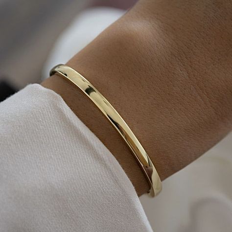 This minimalist bangle bracelet is a timeless and elegant piece that will complement any outfit. The sleek, curved design and polished finish create a sophisticated and refined look. The bracelet is crafted from high-quality materials, ensuring its durability and long-lasting shine✨ Clean Girl Jewelry, Diamond Bangle Bracelet, Bracelet Diamond, The Bangles, Chunky Earrings, Gold Armband, Diamond Bangles Bracelet, Dainty Bracelet, Bracelet Dainty