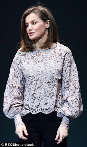 Blouse Lace Designs, Blouse Brokat, Lace Blouse Styles, Woman Blouse Fashion, Awards Design, Oversize Blouse, Kebaya Modern Dress, Lace Blouse Design, Women Lace Blouse