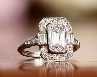 Deco Engagement Rings, Art Deco Engagement Rings, Bijoux Art Deco, Art Deco Emerald Ring, Emerald Rings, Emerald Cut Diamond Ring, Unusual Rings, Emerald Cut Rings, Wedding Rings Halo