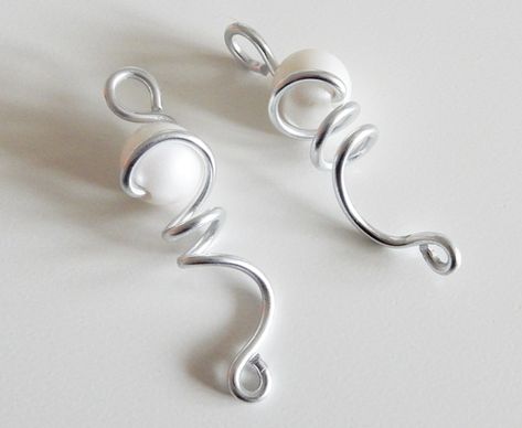 DIY : boucles d'oreilles fil d'aluminium et perle Diy Earrings Studs, Diy Earrings Dangle, Diy Earrings Easy, Floating Diamond Necklace, Diy Ring, Good Luck Necklace, Horseshoe Pendant, Bijoux Fil Aluminium, Horseshoe Necklace