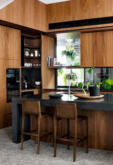 Mcm Kitchen, Cabinets Design, Walnut Kitchen, Kabinet Dapur, Classic Kitchen, Contemporary Kitchen Design, Holiday House, Kitchen Cabinetry, Kitchen Inspo