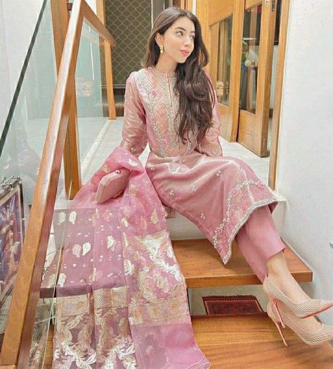 Party wear dresses idea Pink Pakistani Dress, Hand Embroidery On Sleeves, Pink Colour Dress, Dabka Work, Tissue Fabric, Embroidery On Sleeves, Desi Dress, Desi Wedding Dresses, Eid Outfits