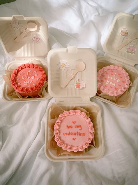 Lunch Box Cakes Valentines, Lunchbox Cakes Valentines, Cute Lunch Box Cake Ideas, Valentine’s Day Lunch Box Cake, Lunch Cake Ideas, Valentines Lunchbox Cake, Bento Box Cake Aesthetic, Heart Lunchbox Cake, Small Cakes Aesthetic