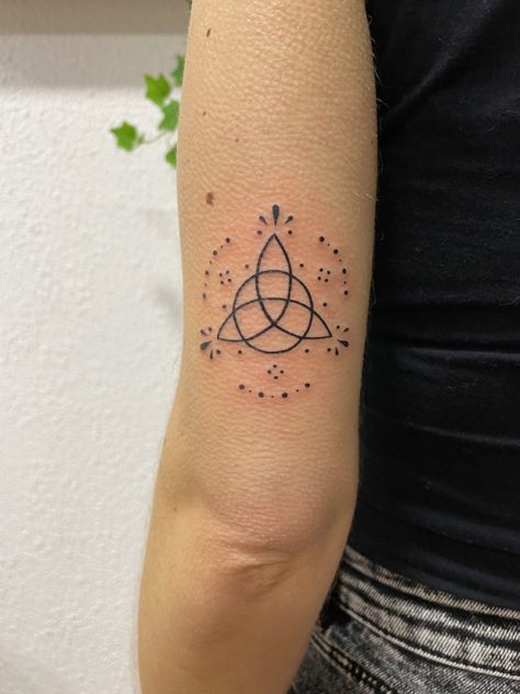 Celtic Trifecta Tattoo, Triquetra Tattoo Women, Trifecta Tattoo, Tricep Tattoos Women, Triquetra Tattoo, Tricep Tattoos, Trinity Tattoo, Tattoo Fine Line, Characters Drawing