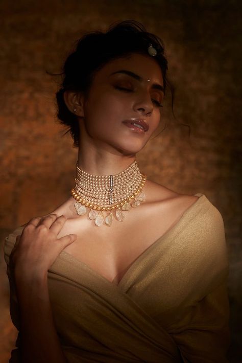 Jewellery Photography Ideas Indian, Jewellery Model Photography Indian, Jewellery Shoot Indian, Indian Jewellery Photoshoot Ideas, Jwellery Photoshoot Idea, Indian Wedding Jewellery, Jewellery Shoot With Model, Heavy Jewellery, Indian Jewellery Photography