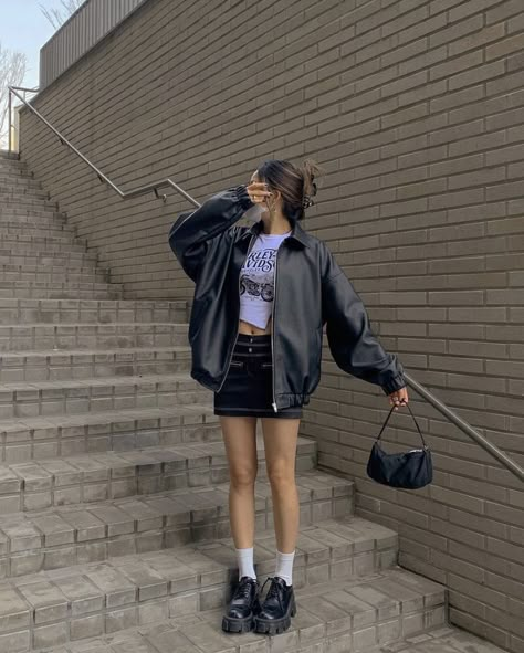 Korean Inspired Outfits Summer, Baggy Black Leather Jacket, Outfits W Leather Jackets, Downtown Girl Leather Jacket, Leather Jacket Downtown, Summer Downtown Outfits, Baggy Leather Jacket, Black Jacket Outfit, Biker Jacket Outfit