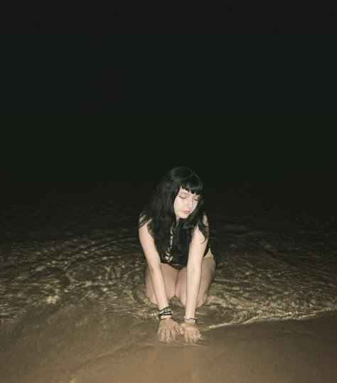 Black Hair Goth, Goth Vacation, Goth Girl Summer, Tumblr Aesthetic Grunge, Goth Photoshoot, Beach Goth, Swimsuit Aesthetic, Grunge Summer, Ootd Poses