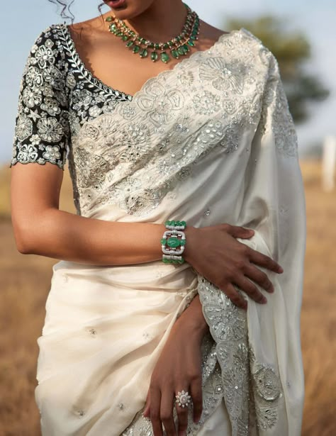 White Saree With Contrast Blouse, Aashni And Co, Trending Saree, Pearls Jewellery, Formal Saree, Indian Luxury, Fashionable Saree, Simple Kurta Designs, Fashionable Saree Blouse Designs