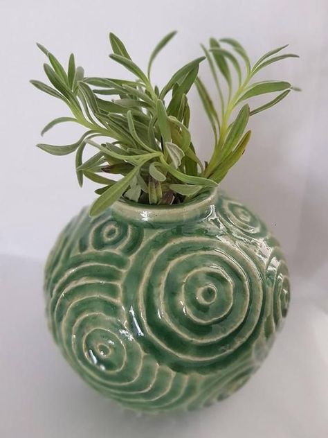 Planters Ceramic Ideas, Ceramic Flower Pots Design, Ceramic Final Project, Ceramic Flower Pots Ideas, Cool Ceramic Pieces, Cool Ceramic Vases, Ceramics Coil Pot, Funky Ceramics Ideas, Ceramic Coil Vase