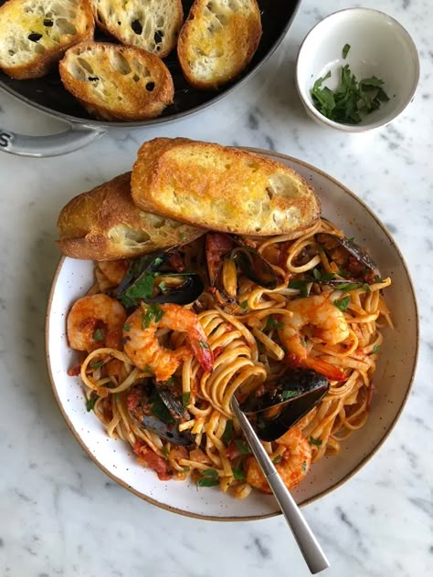 Seafood Pasta with Linguine Shrimp and Mussels. This recipe makes a fantastic weekend dinner! It's hearty, flavorful, and delicious! Pasta Mussels, Shrimp Pasta Recipe, Paella Recipe Seafood, Pasta Seafood, Sea Foods, Seafood Shrimp, Indonesian Recipes, Seafood Pasta Recipes, Seafood Paella