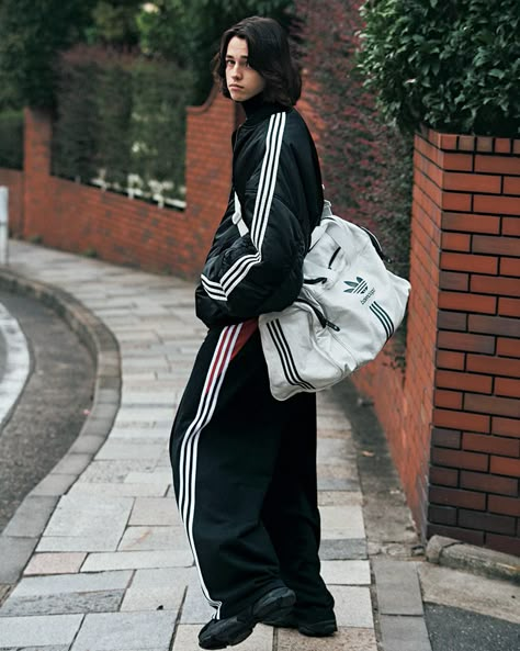 Balenciaga Street Style, Sportswear Outfits, Sports Costume, Look Adidas, Model Aesthetic, Adidas Fashion, Adidas Outfit, Alternative Outfits, 가을 패션