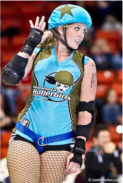 Calvin's Canadian Cave of Coolness: Weekend Image Blizzard Roller Skating Outfits, Roller Derby Girls, Derby Skates, Derby Girl, Skate Girl, Roller Girl, Skating Outfits, Fishnet Tights, Bikes Girl