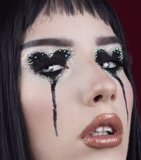 Kiss Inspired Makeup, Dramatic Goth Makeup, Alt Valentines Makeup, Goth Makeup Inspiration, Anti Valentines Makeup, Anti Valentines Day Makeup, Kisses Makeup, Grwm Aesthetic, Plus Size Rave