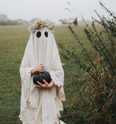 Ghost Photoshoot, Halloween Decor Diy, Homemade Costume, Halloween Photography, Farmhouse Halloween, Ghost Costume, Halloween Photo, Halloween Photoshoot, Fantasias Halloween