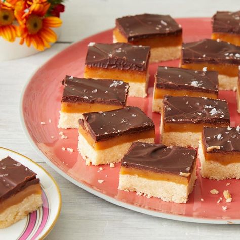 Millionaire Shortbread Recipe, Cookie Fudge, Shortbread Bars Recipes, Bunco Food, Millionaire's Shortbread, Applying Concealer, Bake Sale Treats, Eagle Brand Milk, Caramel Shortbread