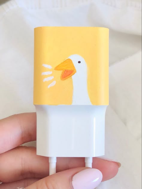 Phone Charger Painting Ideas Aesthetic, Painting On Objects Ideas, Charging Block Painting Ideas, Iphone Charger Painting, Diy Charger Art, Painted Charger Cube Ideas, Drawing On Charger, Painting On Charger, Phone Charger Painting Ideas