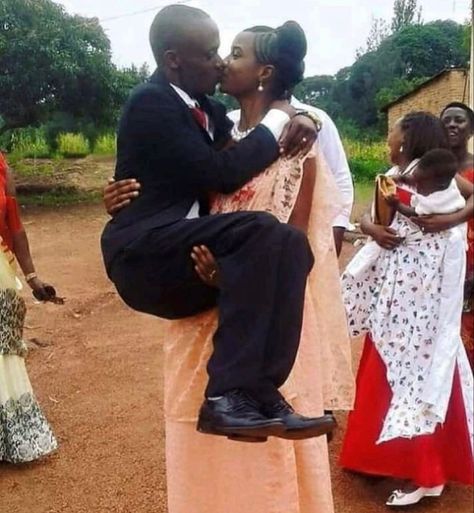 Husband Carrying Wife, Wife Carrying, Vinland Saga Manga, Unique Wedding Photos, African Men, Kissing Him, News Website, Tall Women, Really Funny Pictures