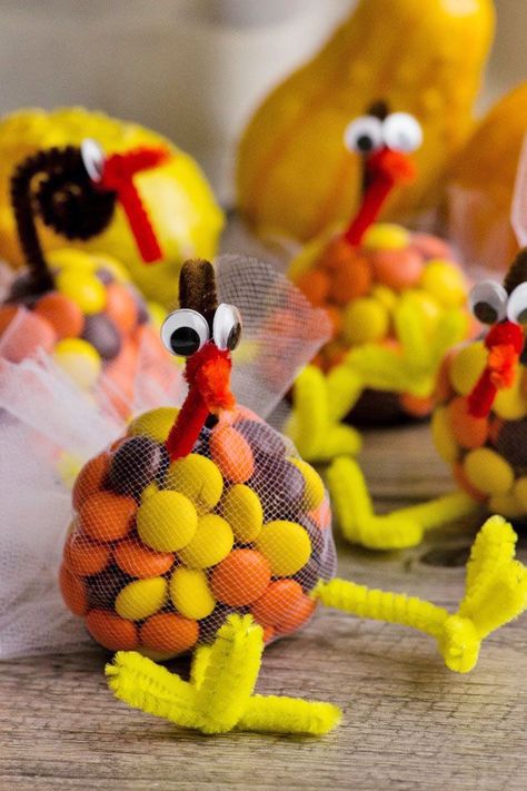 These Thanksgiving Candy Turkey Treats #Thanksgiving #turkey #candy #DIY Candy Turkeys, Thanksgiving Turkey Treats, Thanksgiving Candy, Fun Thanksgiving Crafts, Turkey Treats, Thanksgiving Kids Table, Thanksgiving Crafts Diy, Thanksgiving Favors, Turkey Crafts