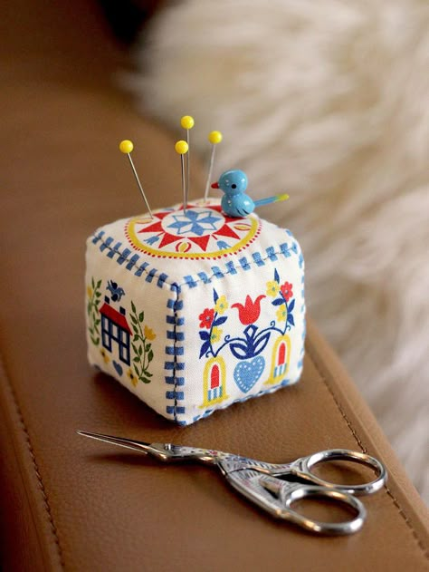 Mini Sewing Projects, Pincushions To Make, Pin Cushion Ideas, Wee Wonderfuls, Pincushion Patterns, Embroidered Pincushion, Wrist Pincushion, Pin Cushion With Thread Catcher, Fun Pincushions