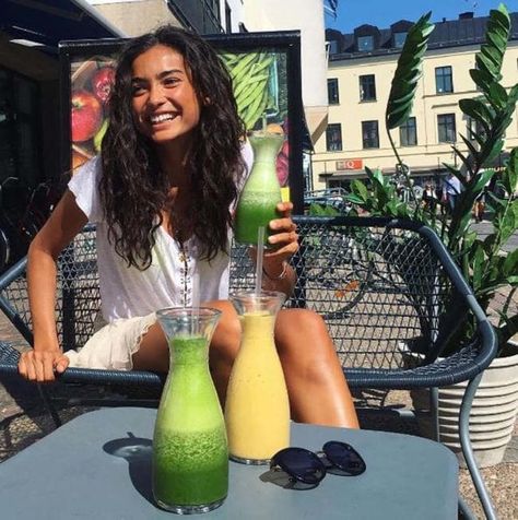 Dinner Cravings, Detox Life, Greens Juice, Natural Beauty Face, Kelly Gale, Victoria Secret Model, Beauty Routine Tips, Beauty Natural Products, Vogue Beauty