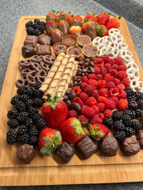 Munchies Charcuterie Board, Chocolate Strawberries Charcuterie Board, Berries And Chocolate Board, Charcuterie Board Chocolate And Fruit, Chacutery Board Ideas Desserts, Chocolate Covered Strawberries Charcuterie, Treat Platter Ideas, Cute Chacutery Board Ideas, Football Food Board