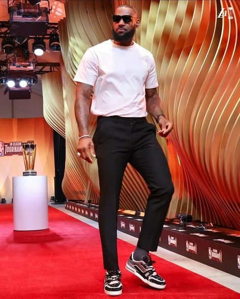 Black Pants and a White T-Shirt Is Your New Go-To Outfit Lebron Fashion, Black And White Outfit For Men, Black Pants Outfits, Mens Streetwear Aesthetic, Black Men Casual Style, Style Girlfriend, Mens Smart Casual Outfits, Nba Outfit, Shirt Outfit Men