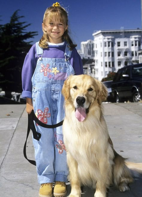 Full House Comet Childhood Clothes, Full House Michelle, 90s Kids Fashion, Michelle Tanner, 90’s Outfits, Feathered Bangs, 90s Teen, Fuller House, Famous Dogs