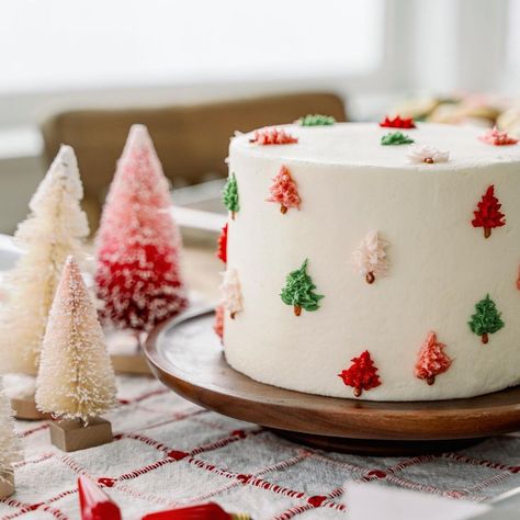 @jennycookies shared a photo on Instagram: “Spruce up your Christmas tablescape with the cutest mini cake! 🌲 Pre-order available now via link in profile.…” • Dec 2, 2021 at 3:14am UTC Cute Christmas Cake Designs, Christmas 1st Birthday Cake, Merry Birthday Cake, Christmas Smash Cake 1st Birthdays, Mini Christmas Cakes Ideas, Christmas Bday Cake, Fall Mini Cakes Ideas, Christmas Cookie Cake Design, Christmas Smash Cake