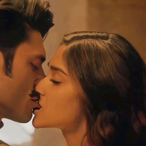 Actress Kiss, Kissing Scene, Image Couple, Romantic Couple Kissing, Ileana D Cruz, Cute Couples Cuddling, Romantic Kiss, Couple Kissing, Hot Romance