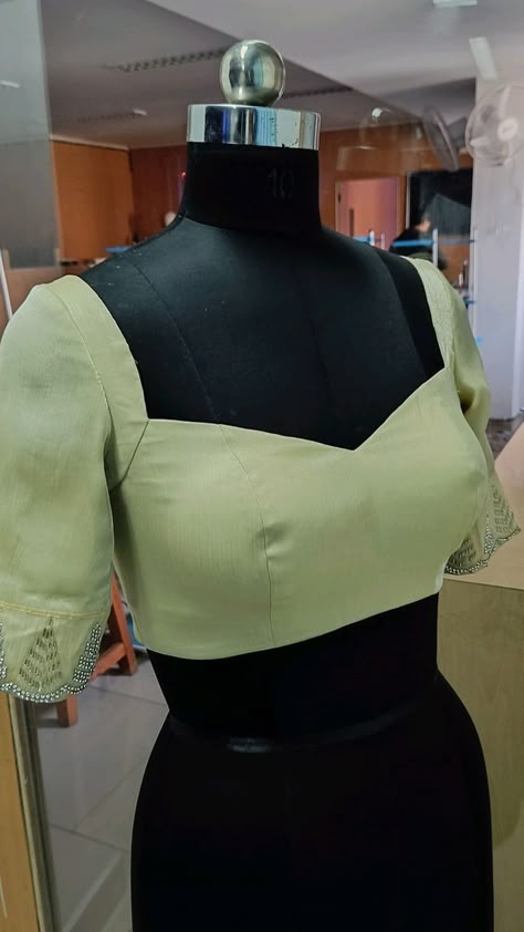 Lehanga Front Neck Design, Simple Blouse Stitching Designs, Simple Blouse Designs Front And Back, Blouse Stitching Designs Latest, Dhavani Blouse Designs Latest, Blouse Designs Latest Front And Back, Blouse Front Designs Latest, Latest Back Neck Designs For Blouse, Blouse Designs Latest Front Neck