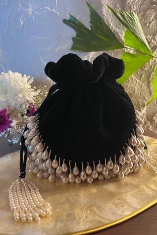 Shop for Nayaab by Sonia Velvet Pearl Embellished Potli Online at Aza Fashions Velvet Potli Bags, Pearl Potli Bags, White Potli Bags, Black Potli Bags, Potli Bags Diy, Fancy Bags Purses, Handmade Bag Design, Purse Design Ideas, Potli Design