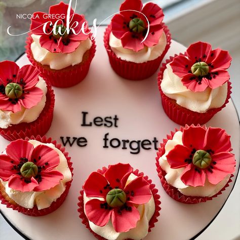 Buttercream cupcakes with a scarlet sugarpaste poppy Poppy Cupcakes, Poppy Day, Buttercream Cupcakes, Cupcake Cake, Lest We Forget, Red Poppy, Cupcakes Decoration, Red Poppies, Mini Cheesecake