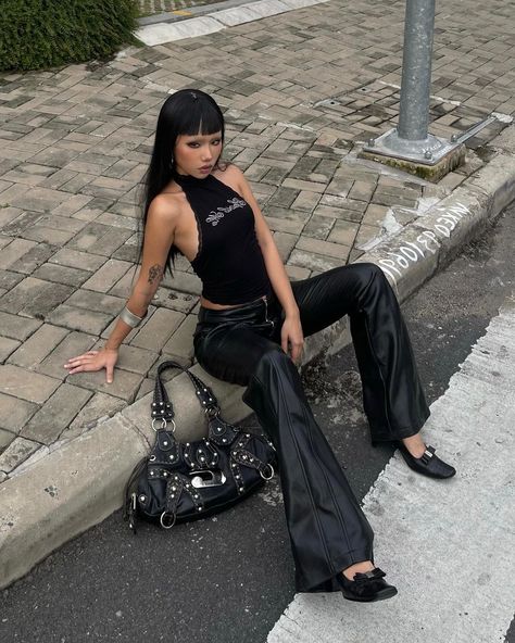 spicyQuin (@ssquinxs) • Instagram photos and videos Crop Pullover, Early 2000s Fashion, Black Halter Top, Backless Top, Y2k Outfits, Black Halter, Halter Tops, Style Noir, Mode Inspo