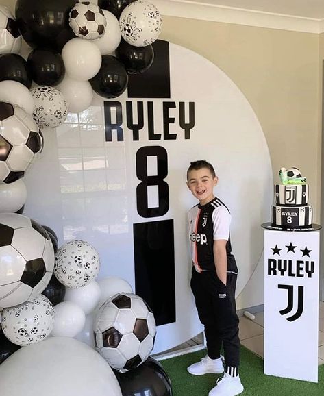 Soccer Party Backdrop Ideas, Soccer Theme Backdrop, Birthday Soccer Theme, Soccer Backdrop, Boys Soccer Birthday Party, Soccer Birthday Theme, Ronaldo Birthday, Boys 8th Birthday, Soccer Party Decorations