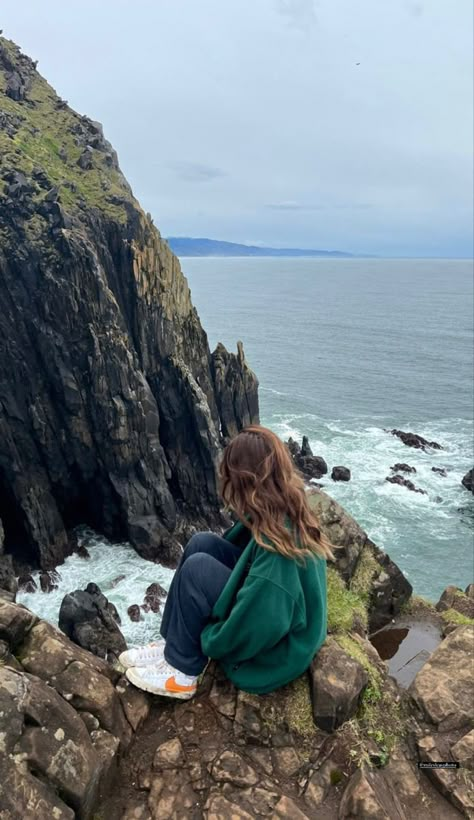 Big Sur Instagram Pictures, Ireland Photoshoot Ideas, Pnw Hiking Aesthetic, Scotland Instagram Pictures, Oregon Coast Aesthetic Outfit, Ireland Photoshoot, Adventure Girl Aesthetic, Road Trip Photo Ideas, Discovery Aesthetic