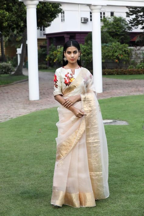 Cream Saree Blouse, Onam Ideas, Cream Colour Saree, Sari Bride, Kerala Outfits, Kerala Sari, Saree Blouse Combination, Saree Contrast Blouse, Cream Saree